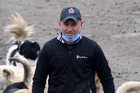 Tiner dökülerek yakılan köpek yaşama tutundu Tiner dökülerek yakılan köpek yaşama tutundu