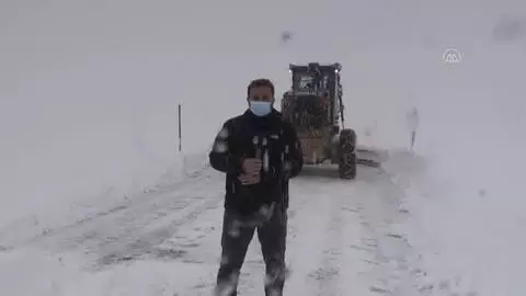Özalp ve Saray'da kar hayatı olumsuz etkiledi Özalp ve Saray'da kar hayatı olumsuz etkiledi