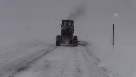 Özalp ve Saray'da kar hayatı olumsuz etkiledi Özalp ve Saray'da kar hayatı olumsuz etkiledi
