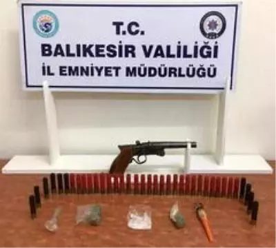 Son dakika haberleri: Balıkesir'de 15 aranan şahıs yakalandı Son dakika haberleri: Balıkesir'de 15 aranan şahıs yakalandı
