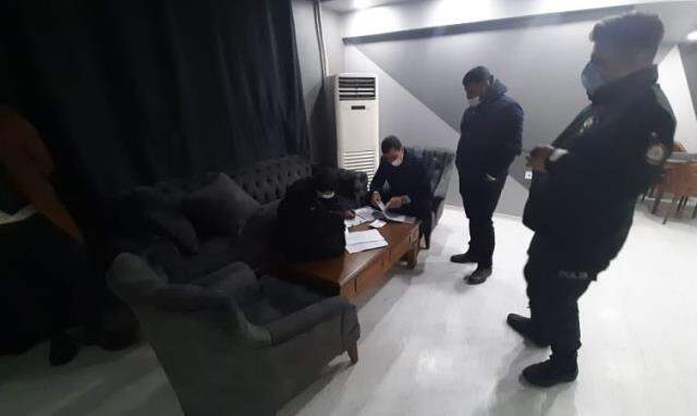Baskın yiyen gençlerin 'şalterli kaçış' yöntemi polis ekiplerini şaşkına uğrattı