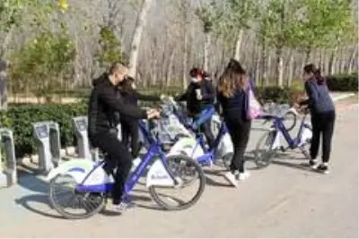 Son dakika haber! Belediyenin bisikletlerine kilidini ve şasesini kırarak zarar veren hırsızlar kamerada Son dakika haber! Belediyenin bisikletlerine kilidini ve şasesini kırarak zarar veren hırsızlar kamerada