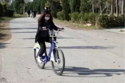Son dakika haber! Belediyenin bisikletlerine kilidini ve şasesini kırarak zarar veren hırsızlar kamerada Son dakika haber! Belediyenin bisikletlerine kilidini ve şasesini kırarak zarar veren hırsızlar kamerada
