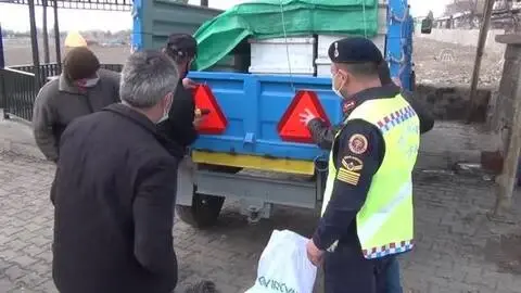 Beypazarı'nda traktör römorklarına reflektör takıldı Beypazarı'nda traktör römorklarına reflektör takıldı