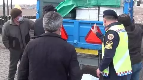 Beypazarı'nda traktör römorklarına reflektör takıldı Beypazarı'nda traktör römorklarına reflektör takıldı