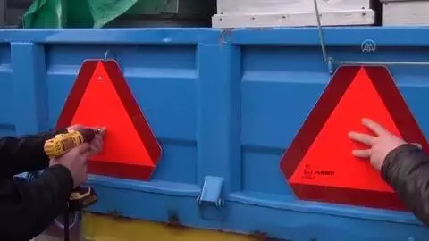 Beypazarı'nda traktör römorklarına reflektör takıldı Beypazarı'nda traktör römorklarına reflektör takıldı