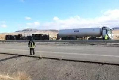 - Devrilen oksijen yüklü tanker, paniğe neden oldu - Devrilen oksijen yüklü tanker, paniğe neden oldu