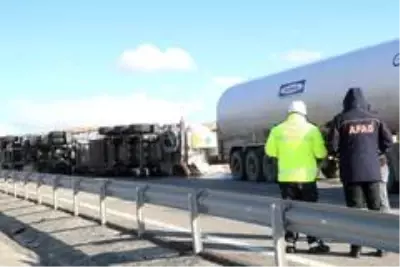 - Devrilen oksijen yüklü tanker, paniğe neden oldu - Devrilen oksijen yüklü tanker, paniğe neden oldu