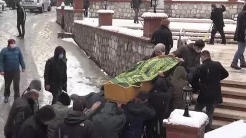 Diyarbakır Valisi Münir Karaloğlu'nun annesi toprağa verildi Diyarbakır Valisi Münir Karaloğlu'nun annesi toprağa verildi
