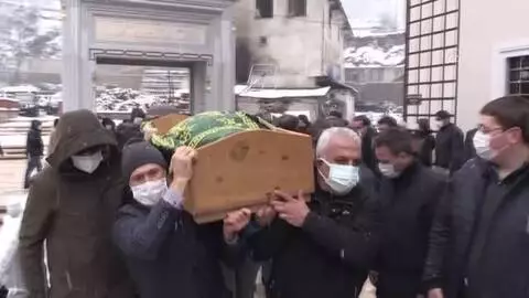 Diyarbakır Valisi Münir Karaloğlu'nun annesi toprağa verildi Diyarbakır Valisi Münir Karaloğlu'nun annesi toprağa verildi