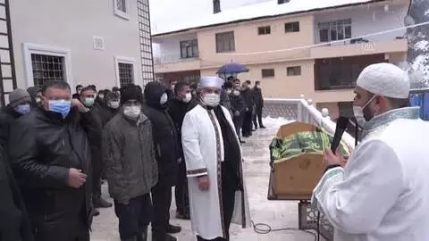 Diyarbakır Valisi Münir Karaloğlu'nun annesi toprağa verildi Diyarbakır Valisi Münir Karaloğlu'nun annesi toprağa verildi