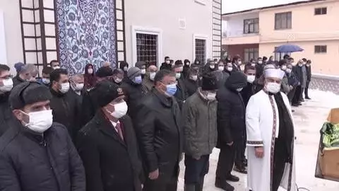Diyarbakır Valisi Münir Karaloğlu'nun annesi toprağa verildi Diyarbakır Valisi Münir Karaloğlu'nun annesi toprağa verildi
