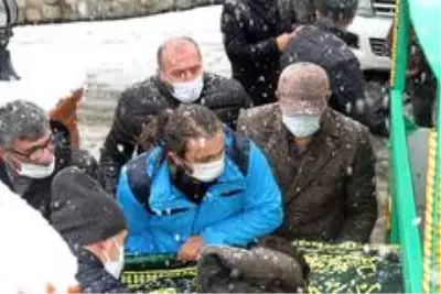 Diyarbakır Valisi Münir Karaloğlu'nun annesi toprağa verildi Diyarbakır Valisi Münir Karaloğlu'nun annesi toprağa verildi