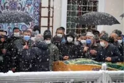 Diyarbakır Valisi Münir Karaloğlu'nun annesi toprağa verildi Diyarbakır Valisi Münir Karaloğlu'nun annesi toprağa verildi