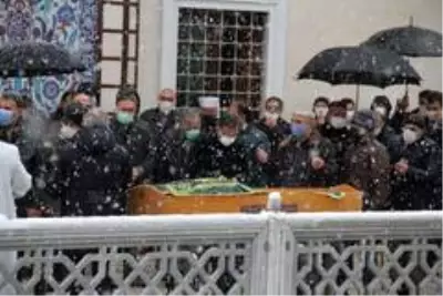 Diyarbakır Valisi Münir Karaloğlu'nun annesi toprağa verildi Diyarbakır Valisi Münir Karaloğlu'nun annesi toprağa verildi