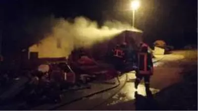 Evi yanan vatandaş, dakikalarca küllerin arasında paralarını aradı Evi yanan vatandaş, dakikalarca küllerin arasında paralarını aradı