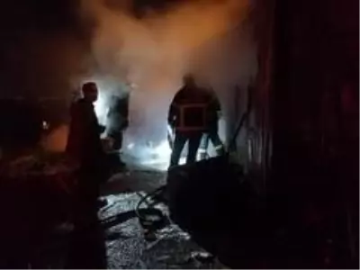 Evi yanan vatandaş, dakikalarca küllerin arasında paralarını aradı Evi yanan vatandaş, dakikalarca küllerin arasında paralarını aradı