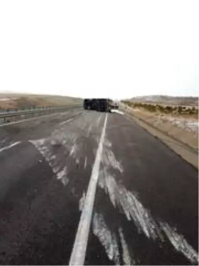 - Devrilen oksijen yüklü tanker, paniğe neden oldu - Devrilen oksijen yüklü tanker, paniğe neden oldu