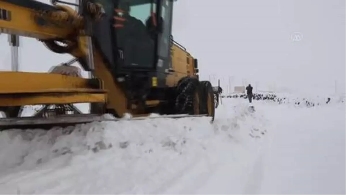 Iğdır'da ulaşıma kapanan köy yollarının açılması için çalışma başlatıldı