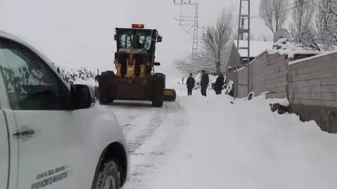 Iğdır'da ulaşıma kapanan köy yollarının açılması için çalışma başlatıldı