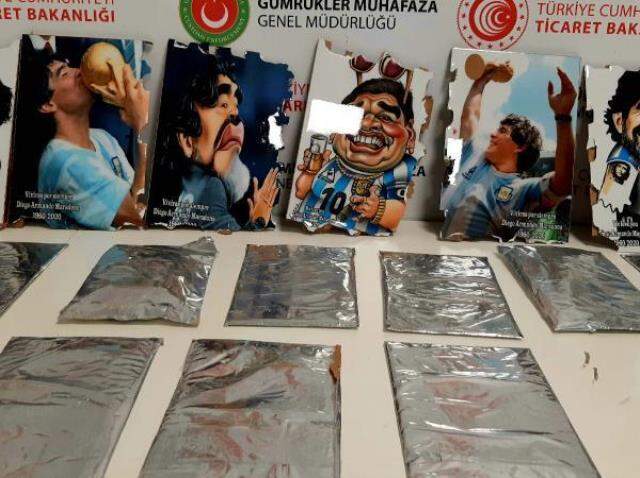 İstanbul Havalimanı'nda, Maradona'nın tablolarının arkasına gizlenmiş kokain ele geçirildi