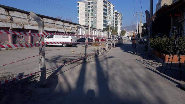 İzmir'de ilginç olay: 'Sokak benim' dedi, beton çitlerle kapattı