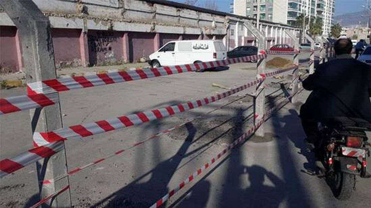 İzmir'de ilginç olay: 'Sokak benim' dedi, beton çitlerle kapattı