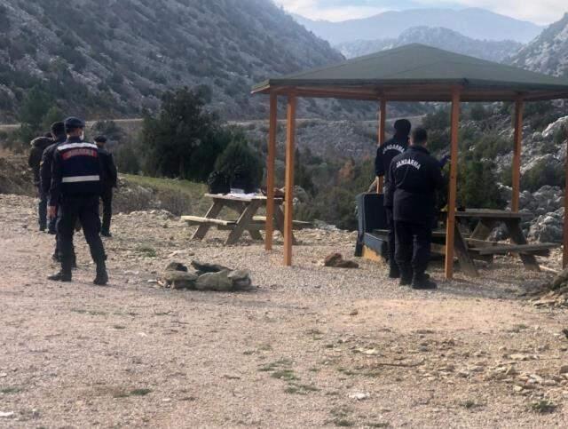 Kaçak geyik avcılarını ihbar eden muhtara, kafası kesilip derisi yüzülmüş dağ keçisi üzerinden tehdit