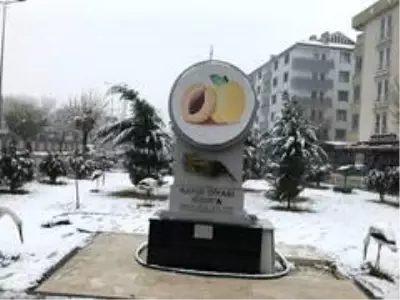 Kar uyarısı yapılan Iğdır, beyaz gelinliğini giydi Kar uyarısı yapılan Iğdır, beyaz gelinliğini giydi