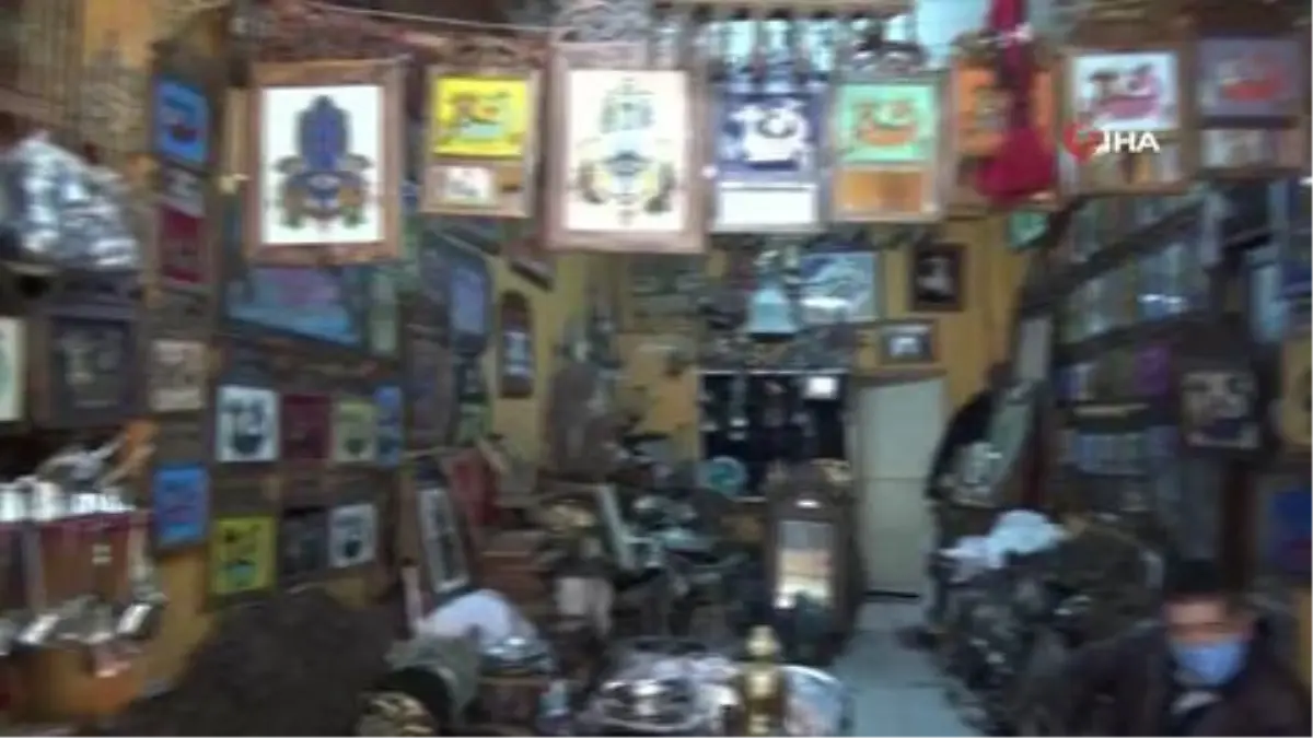 Müziğin ritmi ile bakırları işliyor