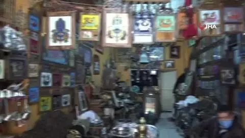 Müziğin ritmi ile bakırları işliyor Müziğin ritmi ile bakırları işliyor