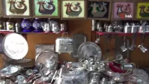 Müziğin ritmi ile bakırları işliyor Müziğin ritmi ile bakırları işliyor
