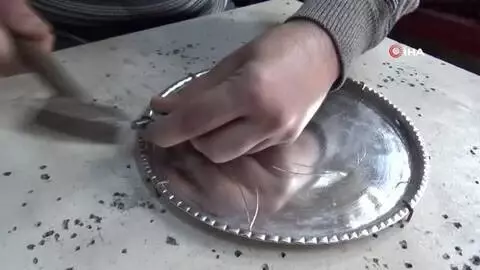 Müziğin ritmi ile bakırları işliyor Müziğin ritmi ile bakırları işliyor