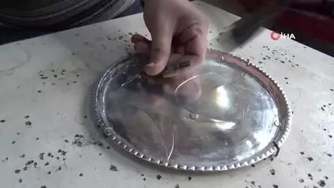 Müziğin ritmi ile bakırları işliyor Müziğin ritmi ile bakırları işliyor