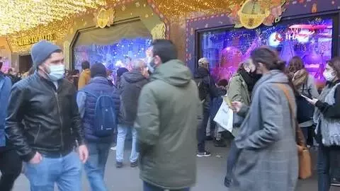 - Paris'te Noel alışverişinde Covid-19 önlemleri unutuldu- Başkentliler korona virüse rağmen mağazalara akın etti - Paris'te Noel alışverişinde Covid-19 önlemleri unutuldu- Başkentliler korona virüse rağmen mağazalara akın etti