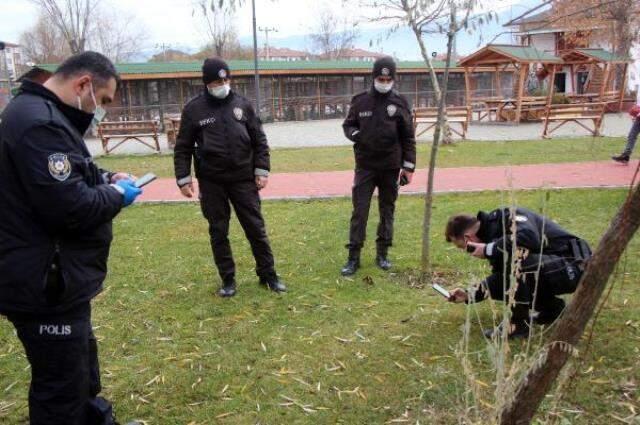 Parkta yürüyüş yapan genç kız bıçaklı saldırıya uğradı Parkta yürüyüş yapan genç kız bıçaklı saldırıya uğradı