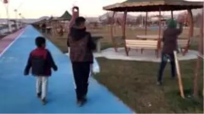 - Sokak hayvanlarını besleyen çocuklar yürek ısıttı - Sokak hayvanlarını besleyen çocuklar yürek ısıttı