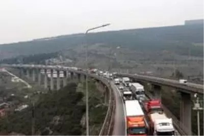 TEM'de 7 araç birbirine girdi, kilometrelerce uzunlukta kuyruk oluştu TEM'de 7 araç birbirine girdi, kilometrelerce uzunlukta kuyruk oluştu