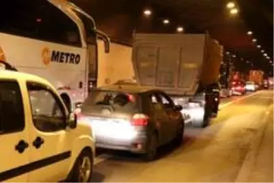 TEM'de 7 araç birbirine girdi, kilometrelerce uzunlukta kuyruk oluştu TEM'de 7 araç birbirine girdi, kilometrelerce uzunlukta kuyruk oluştu