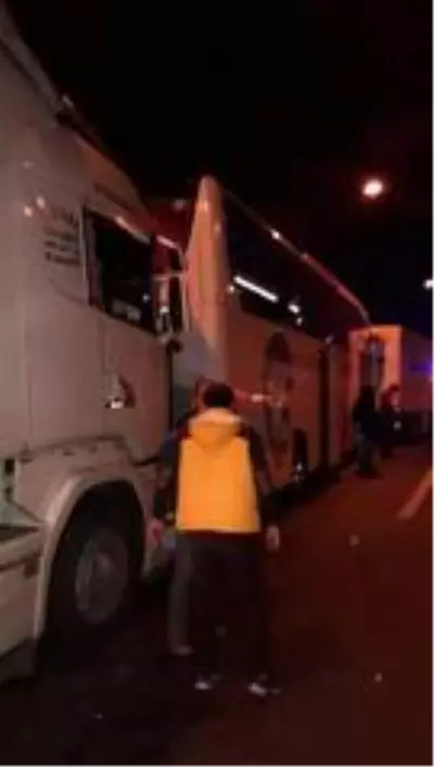TEM'de 7 araç birbirine girdi, kilometrelerce uzunlukta kuyruk oluştu TEM'de 7 araç birbirine girdi, kilometrelerce uzunlukta kuyruk oluştu