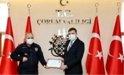 - Yaşlı kadını sırtında taşıyan fedakar polislere başarı belgesi - Yaşlı kadını sırtında taşıyan fedakar polislere başarı belgesi