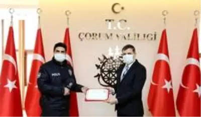 - Yaşlı kadını sırtında taşıyan fedakar polislere başarı belgesi - Yaşlı kadını sırtında taşıyan fedakar polislere başarı belgesi