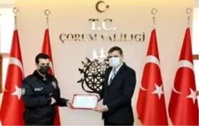 - Yaşlı kadını sırtında taşıyan fedakar polislere başarı belgesi - Yaşlı kadını sırtında taşıyan fedakar polislere başarı belgesi