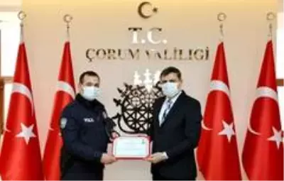 - Yaşlı kadını sırtında taşıyan fedakar polislere başarı belgesi - Yaşlı kadını sırtında taşıyan fedakar polislere başarı belgesi