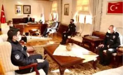 - Yaşlı kadını sırtında taşıyan fedakar polislere başarı belgesi - Yaşlı kadını sırtında taşıyan fedakar polislere başarı belgesi