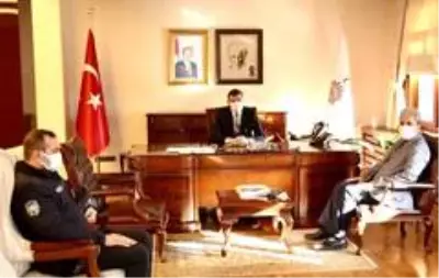 - Yaşlı kadını sırtında taşıyan fedakar polislere başarı belgesi - Yaşlı kadını sırtında taşıyan fedakar polislere başarı belgesi