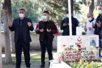 24 yıldır şehit olan silah arkadaşlarını anmak için geliyorlar 24 yıldır şehit olan silah arkadaşlarını anmak için geliyorlar