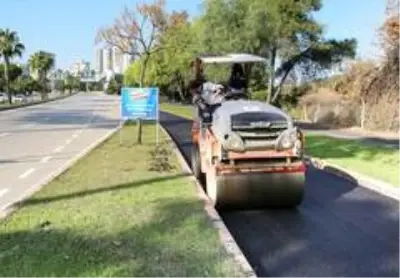 Adana'da asfalt ve bisiklet yolu yapımı devam ediyor Adana'da asfalt ve bisiklet yolu yapımı devam ediyor