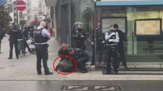 Alman polisinden maske takmayan başörtülü kadına bebeğinin önünde sert müdahale Alman polisinden maske takmayan başörtülü kadına bebeğinin önünde sert müdahale