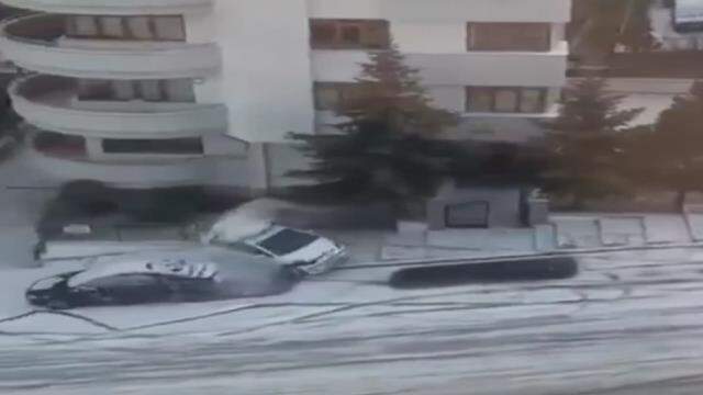 Ankara'da yağan kar sokakları buz pistine çevirdi! Kaza anı cep telefonu kamerasına yansıdı